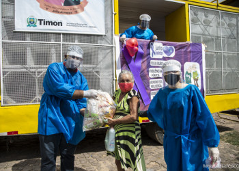 Usuários do Centro de Convivência do Idoso Júlia Almeida recebem kits de higiene e cestas